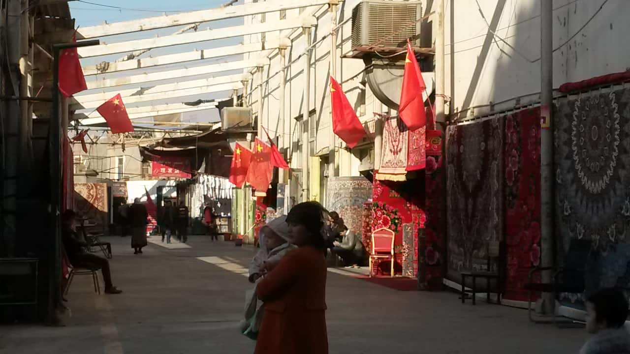 투루판시의 한 시장에 붉은 깃발이 나불거리고 있다. (2018년 여름)