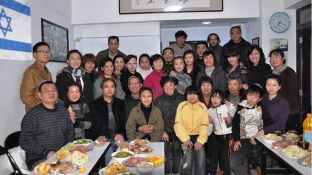 카이펑 유대인 공동체 구성원들이 저녁 식사를 위해 만남