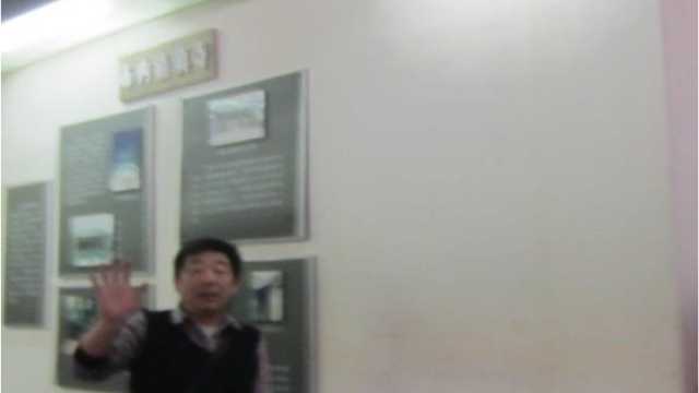 카이펑의 한 박물관에서 경비원이 카이펑 유대인 역사 전시의 사진 촬영을 막으려고 한다.