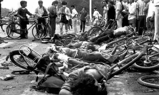 천안문광장에서 처형당한 시민들의 시체, 1989년 6월 4일