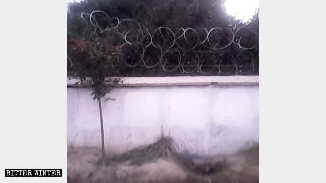 안지하이촌 이슬람 사원 둘레의 벽에 쳐진 철조망