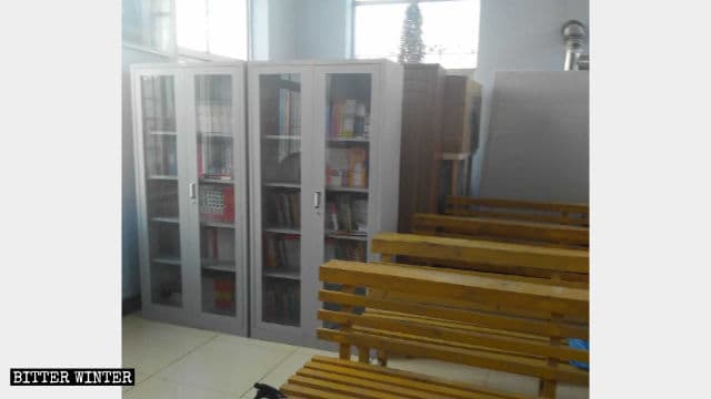 세속적인 책들이 비치되어 있는 교회의 작은 방