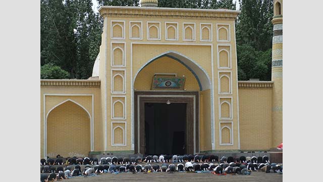 신장 남부 카슈가르(喀什)의 금요일 예배(2011년). 이드카 모스크 정문 계단에까지 넘쳐난 예배자들