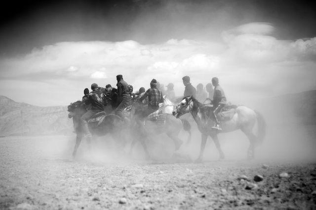중앙아시아 유목민의 상징적인 스포츠인 부즈카시 경기를 하는 기사 팀들. © Maxime Crozet