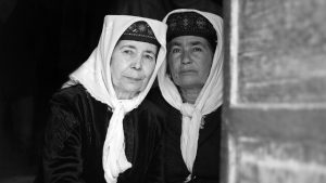 소수민족인 타지크족 여성 두 명이 가까이 앉아 있다.© Maxime Crozet