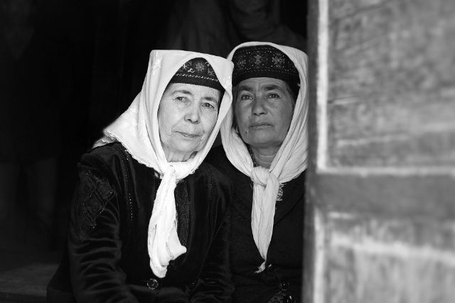 소수민족인 타지크족 여성 두 명이 가까이 앉아 있다.© Maxime Crozet