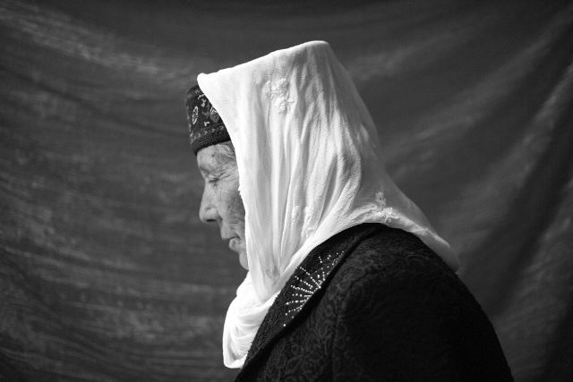 파미르 고원의 중국 국경에 있는 타슈쿠르간에 사는 타지크족 여성. © Maxime Crozet