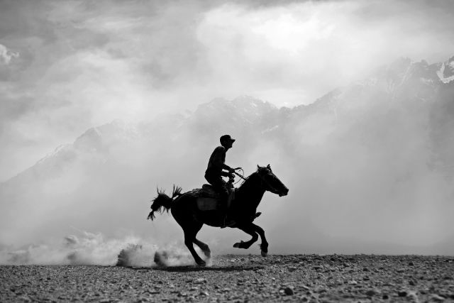 파미르 접경 지역에서 말을 타고 있는 기사© Maxime Crozet
