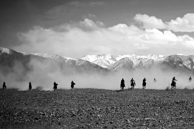 카라코람 산맥의 지평선에 갑자기 나타난 한 무리의 기사들.© Maxime Crozet