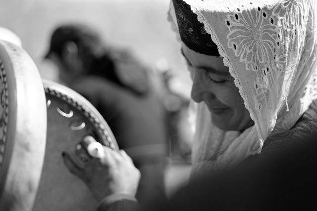 혼례식에서 다프(전통적인 페르시아의 프레임 드럼)를 연주하는 여성. © Maxime Crozet