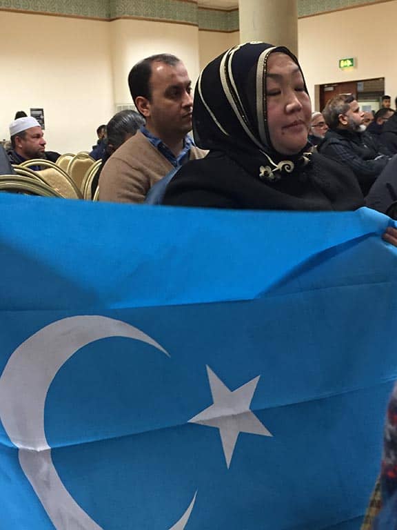 영국에 사는 한 위구르족 무슬림이 위구르족 망명자들이 잃어버린 조국을 상징하는 동투르키스탄 국기를 펼쳐 들고 있다.