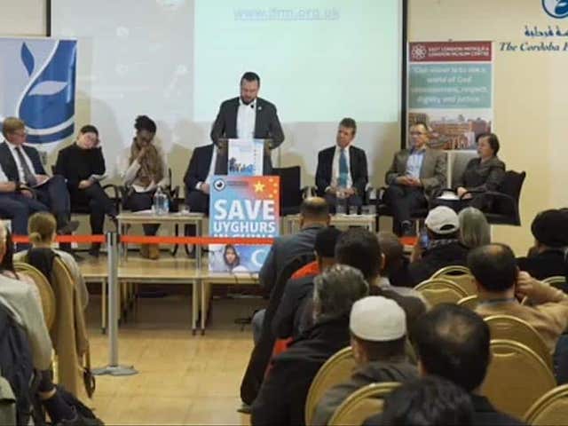 영국 무슬림 위원회의 사무총장인 하룬 라시드 칸이 회의에서 연설을 하고 있다