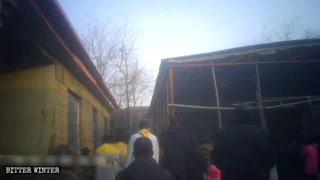 신자들이 시에장 마을의 야외 미사에 참여하고 있다