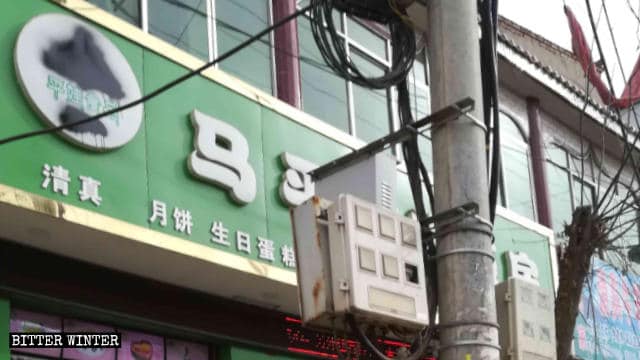 간쑤(甘肅)성 톈수이(天水)시 장자촨 후이족 자치현에 소재한 케이크 가게의 간판에서 아랍어 문자를 가렸다.