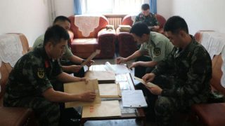 인민무장경찰부 제9지대와 보안과에서 신병의 정치적 평가 검토가 진행되는 모습