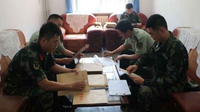 인민무장경찰부 제9지대와 보안과에서 신병의 정치적 평가 검토가 진행되는 모습