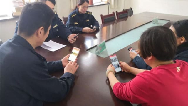 신장(新疆) 자치구 푸캉(阜康)시 정부 기관들에 소속된 당원들과 공무원들은 ‘학습강국’ 앱을 통해 교류하고 학습한다