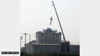 신샹(新鄉)시 다신좡(大辛莊)향 솨이좡(帥莊) 마을에 있는 삼자교회에서 십자가가 철거되고 있는 모습