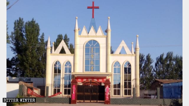 중국 중부 허난성 뤄양시 푸창촌에 있는 삼자 교회, 개조 전.