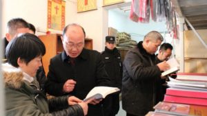 1월 16일, 장자강(張家港)시 민족 · 종교 사무국과 여타 정부 부처 소속 공무원들이 한 교회에서 '불법' 종교 서적을 검열하고 있다.