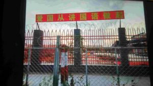 유치원 외벽에는 철조망이 설치돼 있다. 벽에는 다음과 같은 슬로건이 걸려 있다. '애국심은 표준 중국어를 말하는 것으로부터 시작된다.'