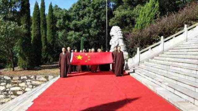 장시(江西)성 루산(廬山)시에 자리한 만삼사(萬杉寺) 사찰의 승려들이 국기게양식에 참석했다