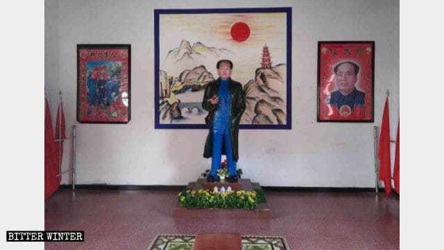 주장(九江)시 만수궁(萬壽宮)에 있는 마오쩌둥 동상과 중공의 4대 ‘위대한 인물’의 초상화