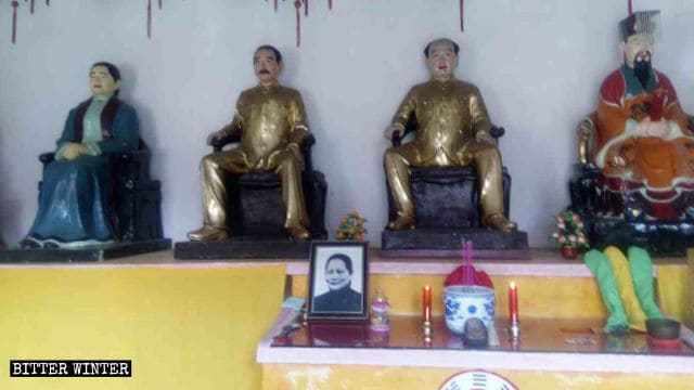 마오쩌둥, 중화민국 최초의 임시 대총통 쑨원(孫文), 쑨원의 아내 쑹칭링(宋慶齡)의 동상들이 주장시 천보전 사찰 안에 세워져 있다