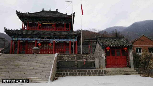 당국은 슈옌현 룽펑산(龍鳳山, 용봉산)에 자리한 루이펑관(瑞峰觀, 서봉관) 도교 사원의 분향을 금했다