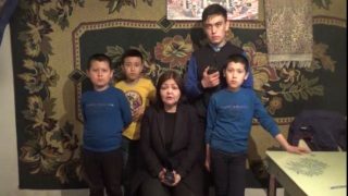 카자흐스탄 내 ‘중공(CCP) 고아들’: 부모님을 돌려주세요!