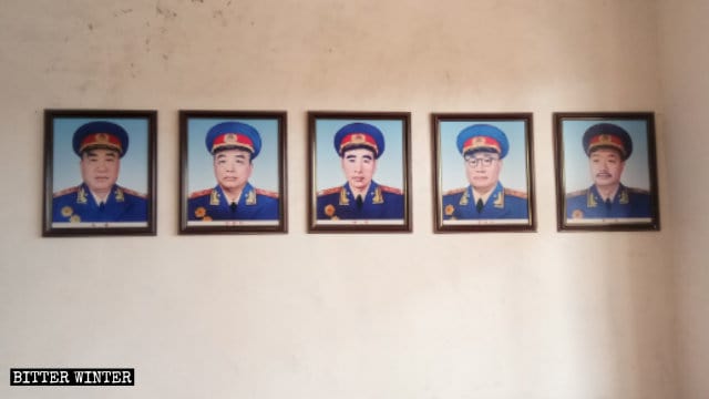‘중국의 국가 원수 10인’의 사진이 벽 양쪽으로 걸려 있다
