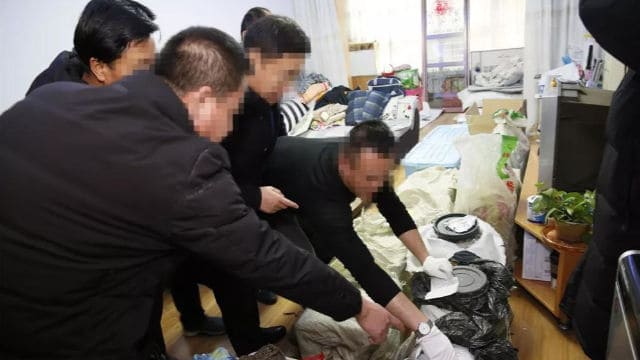 산둥성 경찰이 전능신교회 신자 가정을 급습하고 있다
