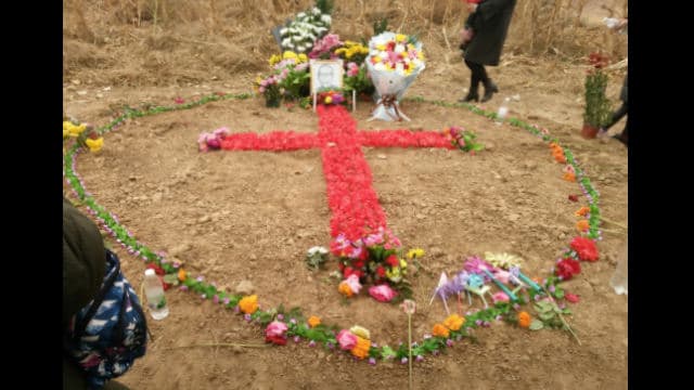 2018년, 신자들이 판쉐옌 주교에게 경의를 표하기 위해 꽃으로 십자가 형상을 만들었다