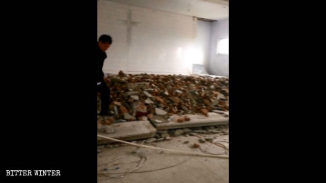 교회 내부 연단이 있는 곳의 바닥재가 허물어진 모습