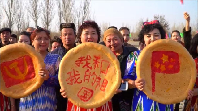 신장 자치구 투루판 봄 축제에서 (왼쪽부터 차례로) 공산당을 상징하는 망치와 낫, 중국어 문구 ‘나와 나의 조국’, 중국 국기가 들어간 ‘위구르 난’이 등장했다