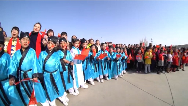 위구르인의 전통 설날인 나브루즈(Navruz)를 맞이하면서 위구르인 아이들은 강제로 중국 전통 의상을 차려입어야 했다