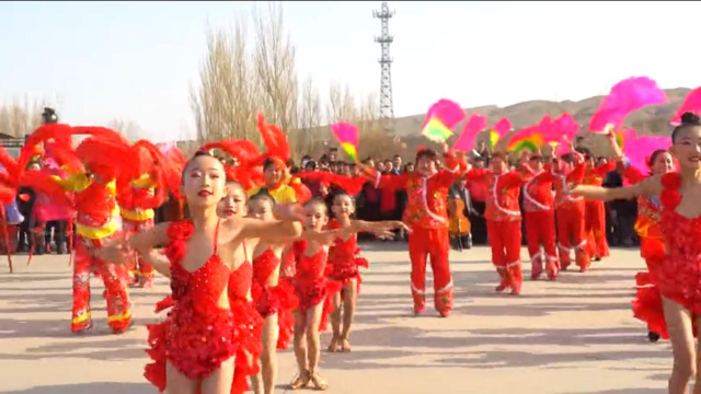 어린 위구르 소녀들이 ‘중국식’ 옷을 입고 투루판 봄 축제에서 춤을 추고 있다. 위구르족의 풍습에 어긋난 이러한 모습에 많은 위구르인들이 격노했다