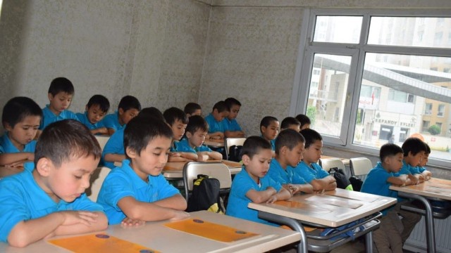 대부분 ‘고아들’인 위구르족 아이들이 이스탄불에서 모국어를 학습하고 있다.