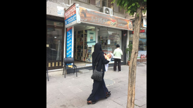 이스탄불에서 한 위구르인 ‘미망인’이 위구르인 서점 앞을 지나고 있다.
