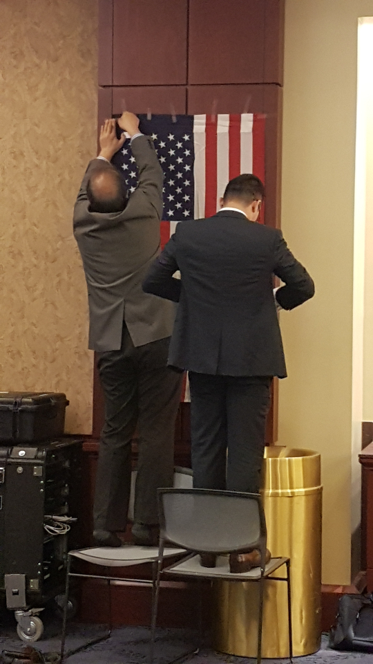 미국 국회의사당 방문자센터에서 열릴 개회식을 위해 위구르인들이 미국 국기를 벽에 고정시키고 있다
