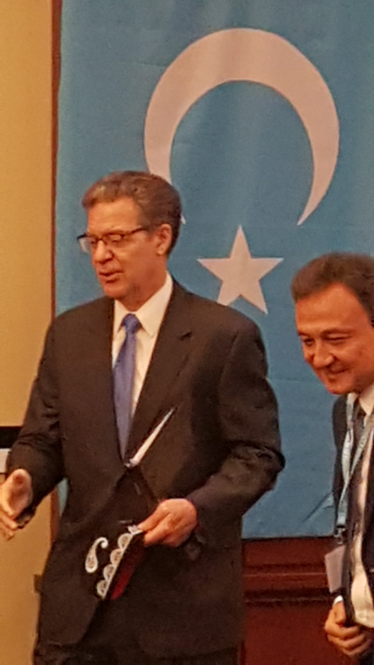 샘 브라운백 국제 종교 자유 대사(왼쪽)와 돌쿤 이사 세계 위구르 회의 사무총장