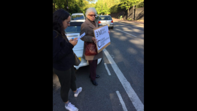 주디스 시프턴 여사와 손녀가 시위에 동참했다