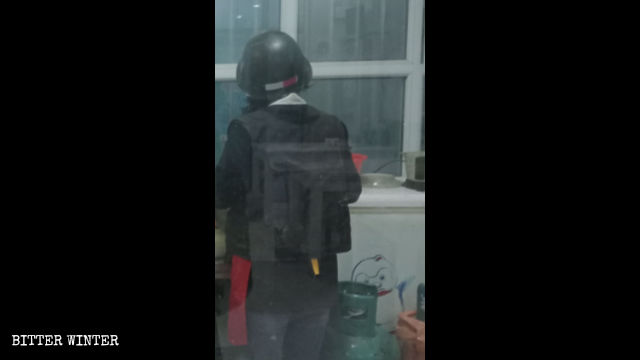 방탄조끼와 헬멧을 쓰고 일하고 있는 카페 여종업원