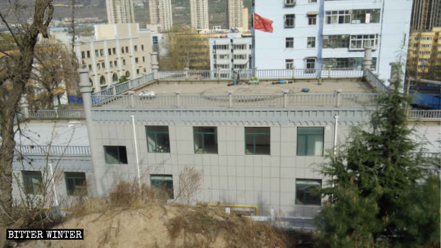 중국 국기가 여성 전용 모스크 지붕의 푸른색 돔을 대체했다