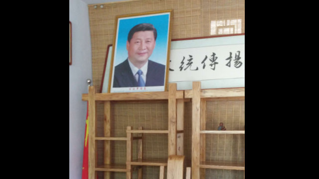 관음사(觀音寺)에 걸려 있던 정공법사의 사진이 시진핑 주석의 초상화로 대체되었다