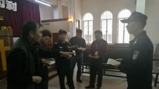 예배소를 점검하고 있는 경찰과 종교사무국 직원들