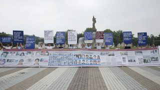 중국 공산당의 끝없는 종교 박해 범죄를 비난하는 침묵 시위가 청와대 앞에서 열렸다.