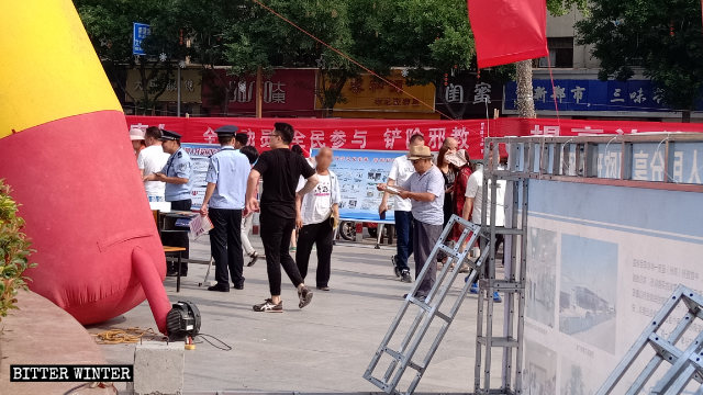 반(反) 전능신교 선전 자료를 나눠 주는 경찰들의 모습