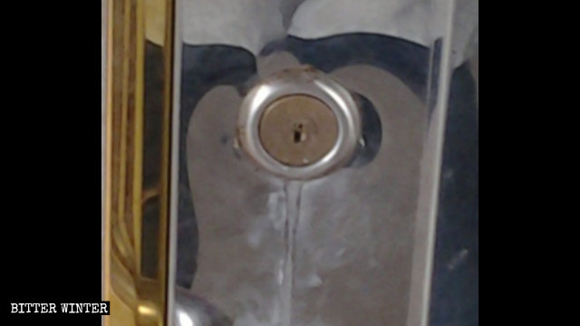 어느 예배소 자물쇠 열쇠 구멍이 본드로 막힌 모습