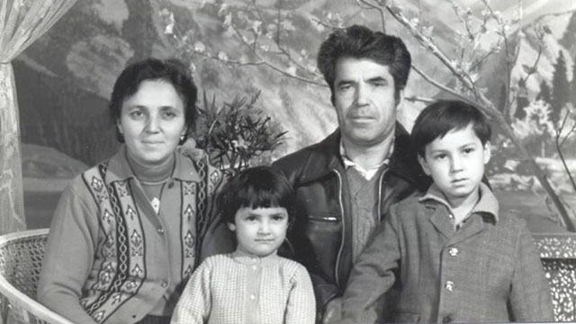 차니셰프(왼쪽)와 그녀의 남편 라티프(Latif), 그리고 그들의 두 자녀인 카피야(Kafiya)와 아자트(Azat)의 사진으로, 보다 행복했던 시절에 찍은 것이다